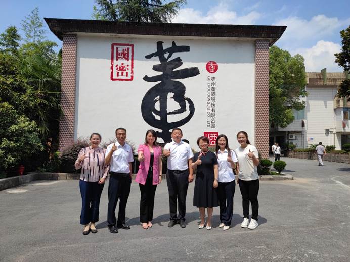 左起:刘晓辉,冉晓鸿,华岚,李红生,唐维媛,王海治,黄文粤(编辑:何永琴)