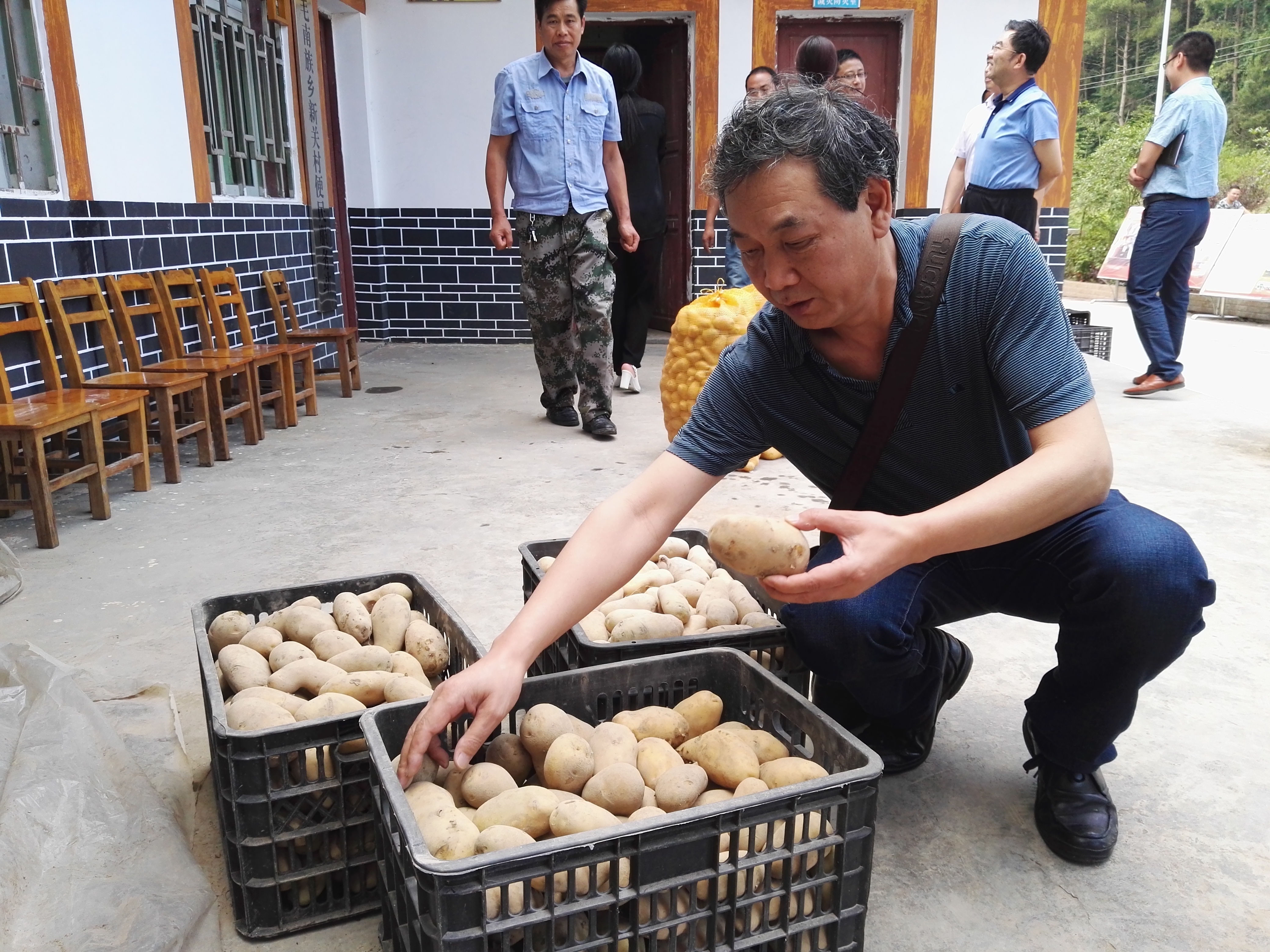 校领导带队前往平塘县卡蒲毛南族乡,者密镇调研校农合作