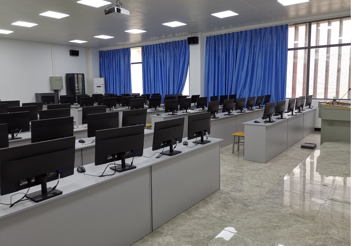 大数据学院实验室简介