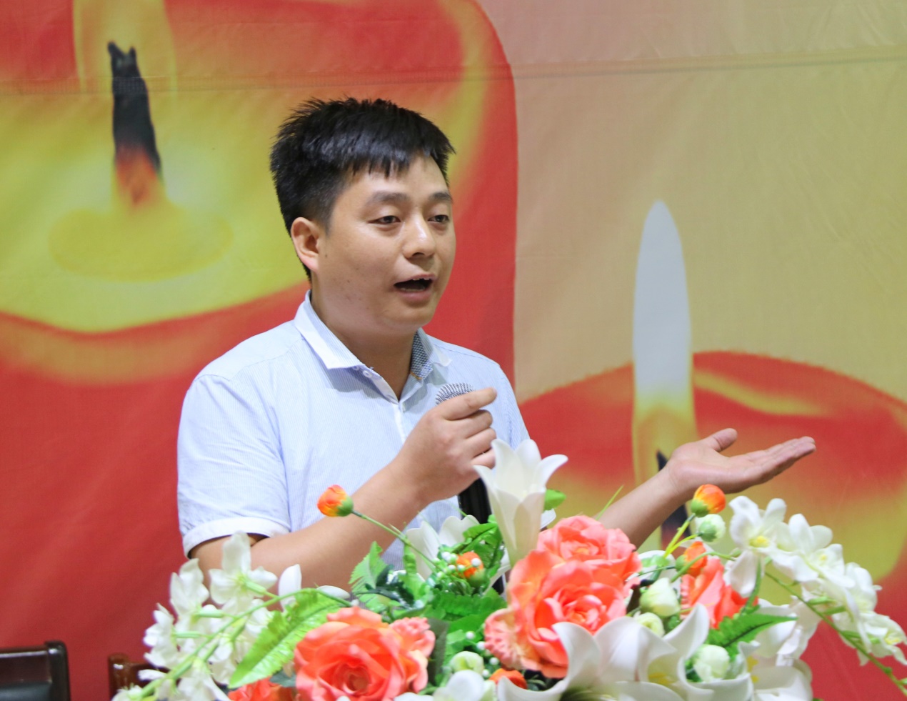 辅导员刘坤老师分享了他的学习经验举止文雅,端庄大方的学姐主持人