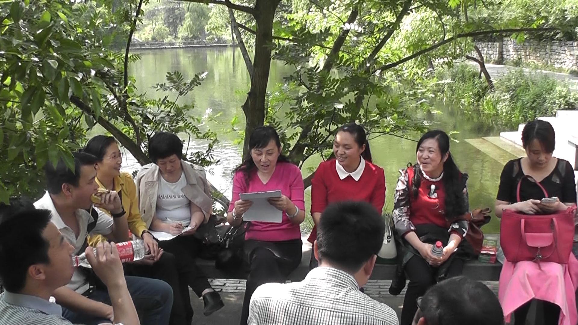 知识竞答主持人正在提问