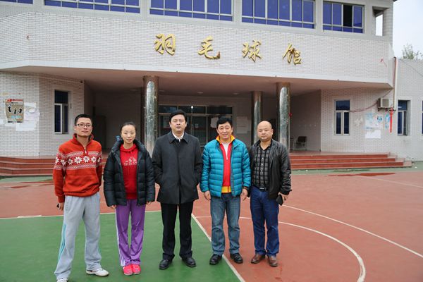 我校党委副书记张波(中)、体教部高徐副部长(右)与西南大学体育学院院长(右二)、老师、同学合影。