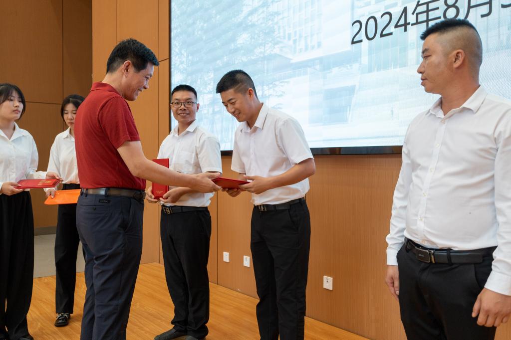 洋丰集团股份有限公司副董事长杨才斌为优秀学员颁发证书.jpg